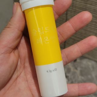 [슬림드랍 레몬맛] 건기식 다이어트 보조제 겸 비타민 — 4.5점을 준 리뷰어가 2022년 1월 올린 사용 사진