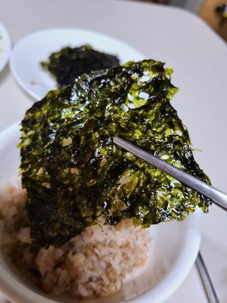 [해림맛김] 들기름에 구운 바삭바삭 김 4종 세트 + 1종 랜덤발송 총5개입 — 5점을 준 리뷰어가 2021년 2월 올린 사용 사진