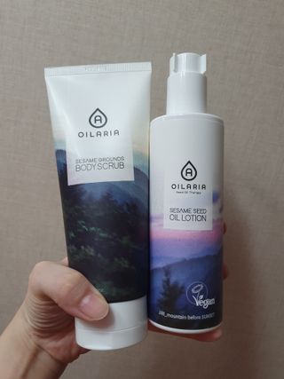 오일아리아 뉴트리 모이스처라이징 세사미 씨드 오일로션 & 데일리 디톡스 세사미 그라운즈 바디스크럽 — 5점을 준 리뷰어가 2023년 8월 올린 사용 사진