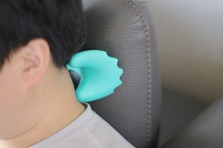힐니스북 [힐마이넥]   거북목 통증완화를 위한 휴대용 목 안마기 — 5점을 준 리뷰어가 2022년 12월 올린 사용 사진