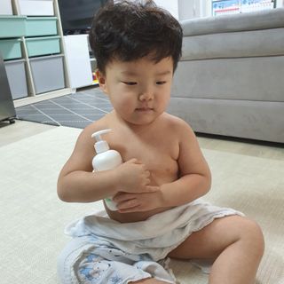 mom e 맘이 내추럴 베이비 케어 샴푸앤바스+로션 — 5점을 준 리뷰어가 2021년 1월 올린 사용 사진
