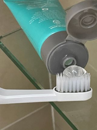 치과에서 쓰는 치약 _ 라벨제로 저불소 꼬마, 키즈, 유아, 베이비, 주니어 안전한 어린이치약 — 5점을 준 리뷰어가 2022년 10월 올린 사용 사진