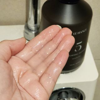 르핸스 퍼포밍 5 샴푸 비반트 포렛/베티버 포그 — 5점을 준 리뷰어가 2022년 12월 올린 사용 사진
