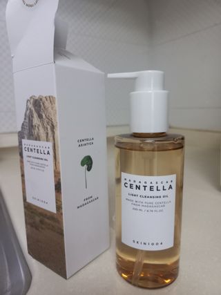 스킨1004 [SKIN1004] 마다가스카르 센텔라 라이트 클렌징 오일 200ml — 5점을 준 리뷰어가 2024년 7월 올린 사용 사진