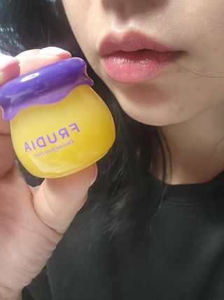 틱톡 [후르디아] 튼입술해결템 올리브영 블루베리 하이드레이팅 허니 립밤 — 5점을 준 리뷰어가 2024년 3월 올린 사용 사진