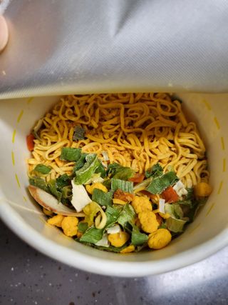 NISSIN 닛신 컵누들  4종 - 씨푸드오리지날, 씨푸드 스파이시, 씨푸드 커리, 씨푸드 XO소스 — 5점을 준 리뷰어가 2022년 2월 올린 사용 사진