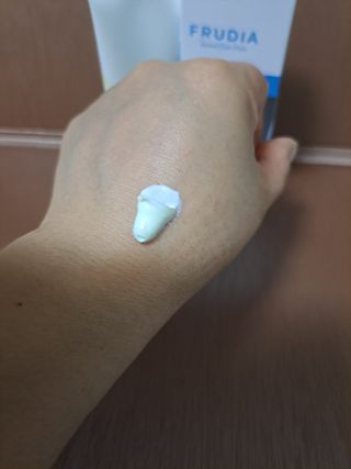 틱톡 [후르디아] 백탁NO! 화잘먹 수분광 선 에센스✨ — 5점을 준 리뷰어가 2023년 6월 올린 사용 사진