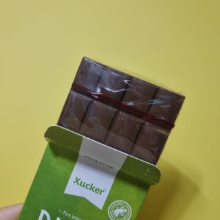 당류2g 자일리톨로 단맛을낸 슈카 퓨어비건 무설탕초콜릿 Xucker vegan 2개입 — 5점을 준 리뷰어가 2021년 4월 올린 사용 사진