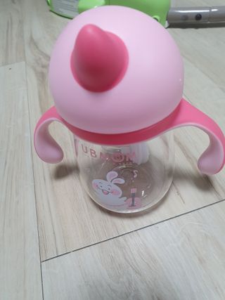 유비맘 트라이탄 코니빨대컵_컬러 랜덤 발송 — 4점을 준 리뷰어가 2021년 3월 올린 사용 사진