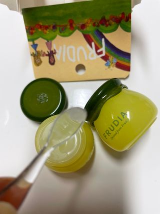 [후르디아] 유아부터 어른까지, 안심 아보카도 립밤 듀오 세트 — 5점을 준 리뷰어가 2024년 1월 올린 사용 사진