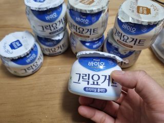 매일바이오 그릭요거트 오리지널 플레인 4개, 로스터리 커피믹스 4개 — 5점을 준 리뷰어가 2021년 12월 올린 사용 사진