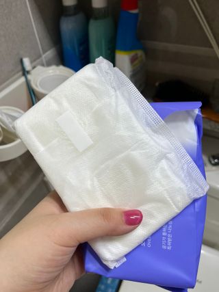 에어퀸 뉴브레스 유기농 생리대 4종 (팬티라이너 20P + 중형 10P + 대형 10P + 오버나이트 8P)_체험단 — 5점을 준 리뷰어가 2024년 8월 올린 사용 사진