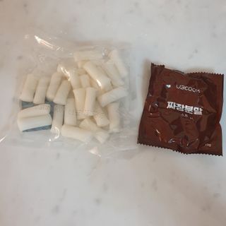 유비쿡 컵떡볶이 매운컵떡볶이2개/ 짜장컵떡볶이 2개  총 4개세트 — 5점을 준 리뷰어가 2021년 3월 올린 사용 사진