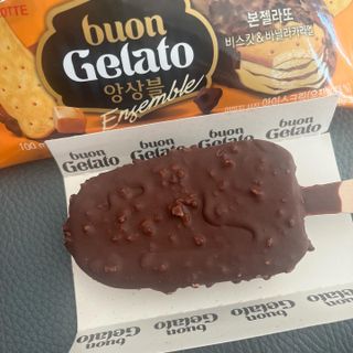 롯데제과 본젤라또 비스킷&바닐라카라멜바, 본젤라또 베리쇼콜라컵 — 3.5점을 준 리뷰어가 2021년 12월 올린 사용 사진