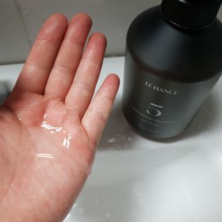 르핸스 퍼포밍 5 샴푸 비반트 포렛/베티버 포그 — 5점을 준 리뷰어가 2022년 12월 올린 사용 사진
