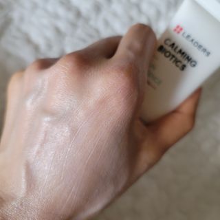 리더스코스메틱 리더스 카밍 바이오틱스 선 에센스 SPF 50+ PA++++ — 5점을 준 리뷰어가 2022년 7월 올린 사용 사진