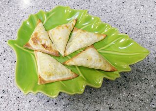 (주)성경순만두 곤약만두.콘치즈만두,삼각당면만두,당면 야끼만두,대구전통 납작만두,떡뽁이 매콤소스,달콤소스 — 5점을 준 리뷰어가 2023년 4월 올린 사용 사진