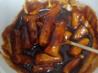 유비쿡 컵떡볶이 매운컵떡볶이2개/ 짜장컵떡볶이 2개  총 4개세트 — 5점을 준 리뷰어가 2021년 6월 올린 사용 사진