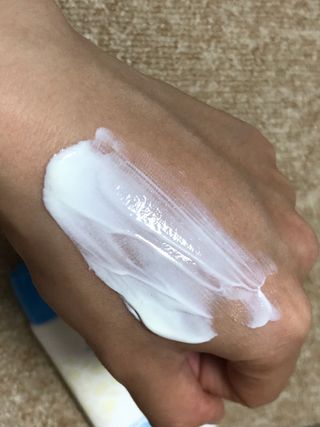 틱톡 [후르디아] 백탁NO! 화잘먹 수분광 선 에센스✨ — 5점을 준 리뷰어가 2023년 8월 올린 사용 사진