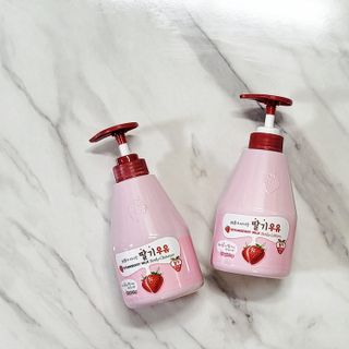 [과일나라] 피부가 마시는 딸기우유 바디클렌저&바디로션 — 4점을 준 리뷰어가 2022년 2월 올린 사용 사진