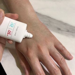 리더스코스메틱 리더스 카밍 바이오틱스 선 에센스 SPF 50+ PA++++ — 5점을 준 리뷰어가 2022년 6월 올린 사용 사진
