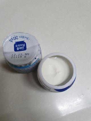 매일바이오 그릭요거트 오리지널 플레인 4개, 로스터리 커피믹스 4개 — 5점을 준 리뷰어가 2021년 12월 올린 사용 사진