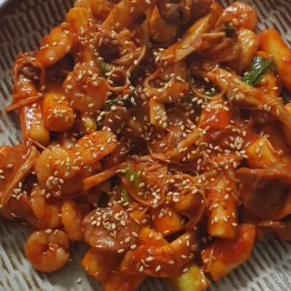 화끈한녀석들 새오똥400g 새우,오징어,똥집 볶음요리 소스,밀떡, 참기름 포함 — 5점을 준 리뷰어가 2022년 12월 올린 사용 사진