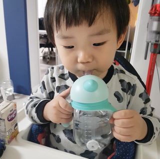 유비맘 트라이탄 코니빨대컵_컬러 랜덤 발송 — 5점을 준 리뷰어가 2021년 1월 올린 사용 사진