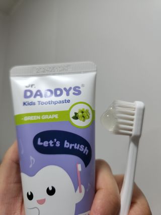 닥터데디스 안심저불소 키즈치약 (라즈베리, 청포도향 중 택 1) 60g +  여행용 미니 치약 15g — 4.5점을 준 리뷰어가 2022년 8월 올린 사용 사진