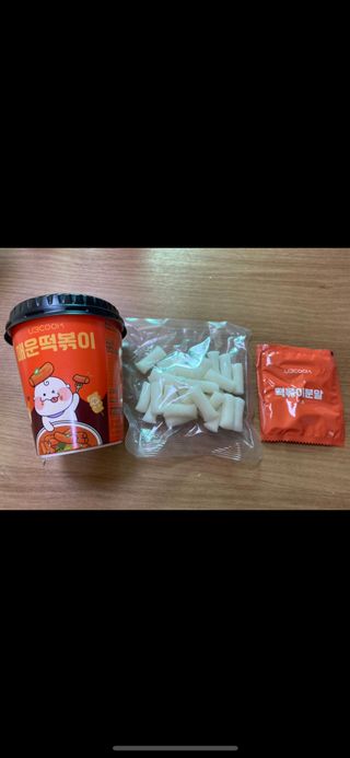 유비쿡 컵떡볶이 매운컵떡볶이2개/ 짜장컵떡볶이 2개  총 4개세트 — 리뷰어가 2021년 5월 올린 사용 사진