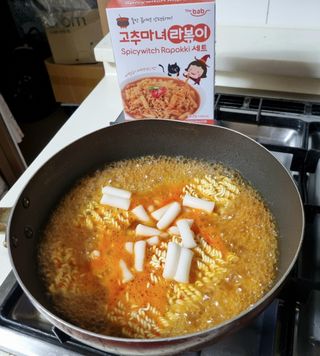 더밥  고추마녀 라볶이 +  나이스미 무설탕 현미후레이크 — 5점을 준 리뷰어가 2021년 10월 올린 사용 사진