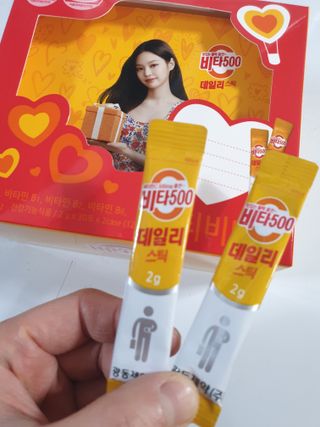 광동생활건강 [제니에디션] 비타500데일리스틱 gift set 60포+제니굿즈 3종+쇼핑백 — 5점을 준 리뷰어가 2021년 11월 올린 사용 사진