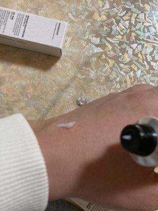 멈칫(MUMCHIT) 넥퍼퓸 NECKPERFUME 2가지 향 — 5점을 준 리뷰어가 2021년 11월 올린 사용 사진