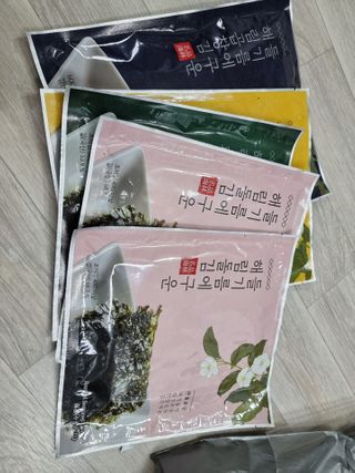 [해림맛김] 들기름에 구운 바삭바삭 김 4종 세트 + 1종 랜덤발송 총5개입 — 5점을 준 리뷰어가 2021년 2월 올린 사용 사진