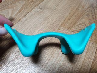힐니스북 [힐마이넥]   거북목 통증완화를 위한 휴대용 목 안마기 — 5점을 준 리뷰어가 2022년 12월 올린 사용 사진