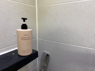 프리마인 더이상 뻣뻣하고 효과없는 탈모샴푸는 NO. 근본부터 케어하는 셀베이스 그린티샴푸(500ml) — 5점을 준 리뷰어가 2023년 2월 올린 사용 사진