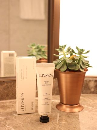 러브모아 향수 고체향수 승무원 고체향수 바르는 향수 니치향수 도손 우드세이지 앤 씨솔트 — 5점을 준 리뷰어가 2022년 12월 올린 사용 사진