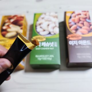 짜먹는 이지견과 짜먹는 이지아몬드, 짜먹는 이지허니피넛, 짜먹는 이지캐슈넛 각 10g X  10포 — 5점을 준 리뷰어가 2021년 2월 올린 사용 사진