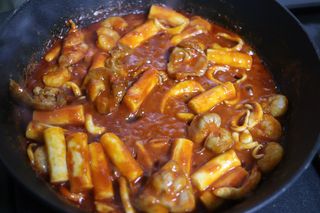 화끈한녀석들 새오똥400g 새우,오징어,똥집 볶음요리 소스,밀떡, 참기름 포함 — 5점을 준 리뷰어가 2022년 11월 올린 사용 사진