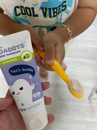 닥터데디스 안심저불소 키즈치약 (라즈베리, 청포도향 중 택 1) 60g +  여행용 미니 치약 15g — 4.5점을 준 리뷰어가 2022년 8월 올린 사용 사진