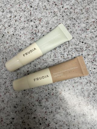 [후르디아] 올리브영 착한보습 비건 립버터 2종 — 5점을 준 리뷰어가 2023년 1월 올린 사용 사진