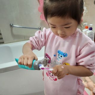 치과에서 쓰는 치약 _ 라벨제로 저불소 꼬마, 키즈, 유아, 베이비, 주니어 안전한 어린이치약 — 5점을 준 리뷰어가 2022년 11월 올린 사용 사진