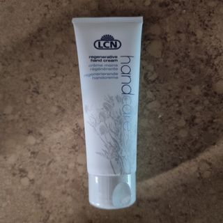 LCN(엘씨엔) LCN 리제너러티브 핸드크림 75ml 주름개선 고보습 재생핸드크림 — 5점을 준 리뷰어가 2022년 7월 올린 사용 사진