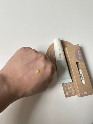 [후르디아] 올리브영 착한보습 비건 립버터 2종 — 5점을 준 리뷰어가 2022년 10월 올린 사용 사진