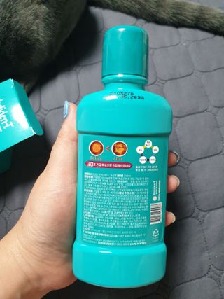 30초 후 눈으로 확인하는 헬리덴티 프라글린스 가글 — 5점을 준 리뷰어가 2021년 6월 올린 사용 사진