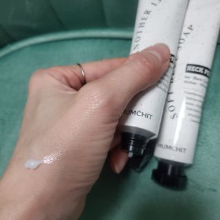 멈칫(MUMCHIT) 넥퍼퓸 NECKPERFUME 2가지 향 — 5점을 준 리뷰어가 2021년 11월 올린 사용 사진