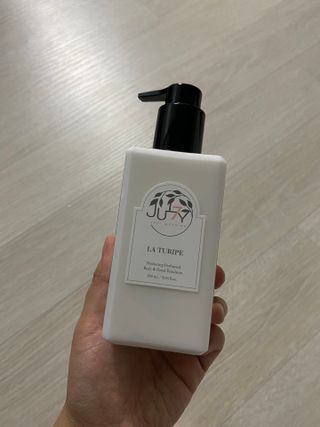 줄라이 모닝 _ JULY MORNING 줄라이모닝 하이드레이팅 퍼퓸드 바디앤핸드 에멀젼 — 4.5점을 준 리뷰어가 2021년 9월 올린 사용 사진