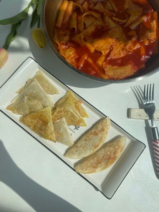 (주)성경순만두 곤약만두.콘치즈만두,삼각당면만두,당면 야끼만두,대구전통 납작만두,떡뽁이 매콤소스,달콤소스 — 5점을 준 리뷰어가 2023년 4월 올린 사용 사진