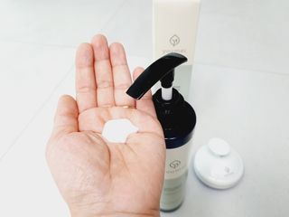 유메이 웰니스 샴푸 + 유메이 스칼프 브러쉬 — 5점을 준 리뷰어가 2021년 12월 올린 사용 사진