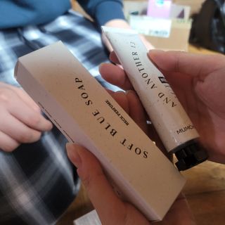 멈칫(MUMCHIT) 넥퍼퓸 NECKPERFUME 2가지 향 — 4점을 준 리뷰어가 2021년 12월 올린 사용 사진